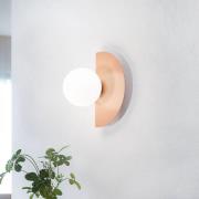 Wandleuchte Loop , korallenrot, Glaskugel opal, Metall