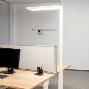 LED-Büro-Stehleuchte MAULjura, weiß, Alu, 196,5 cm, 4000 K